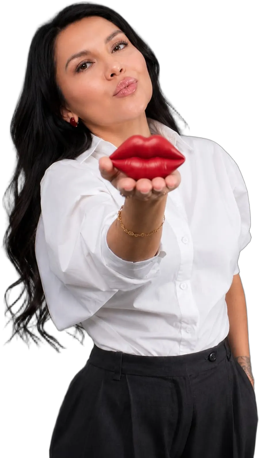 Dra. Dana Arroyo mostrando unos labios rojos en la palma de la mano